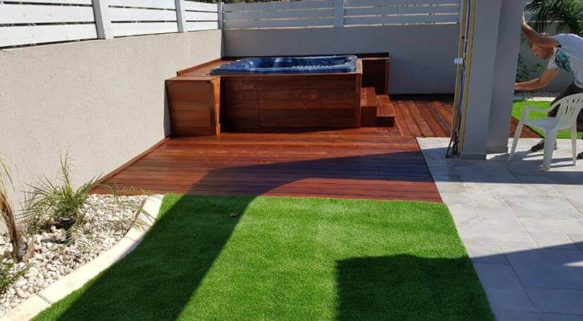 בניית דק בחצר